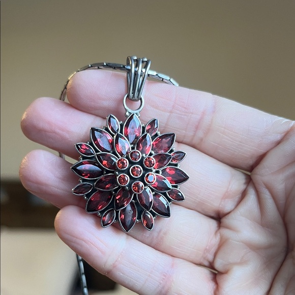 Jewelry - 925 Sterling silver garnet flower necklace